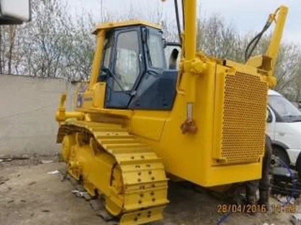 Гусеничный бульдозер Komatsu D65E