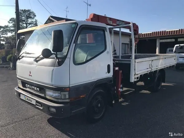 Бортовой грузовик с КМУ Mitsubishi Fuso Canter