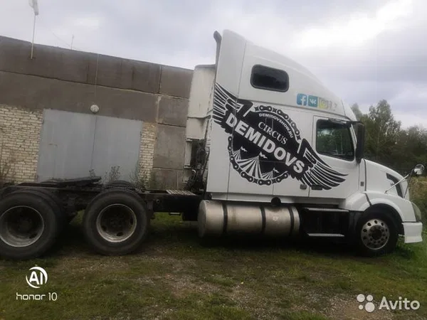 Седельный тягач Volvo VNL