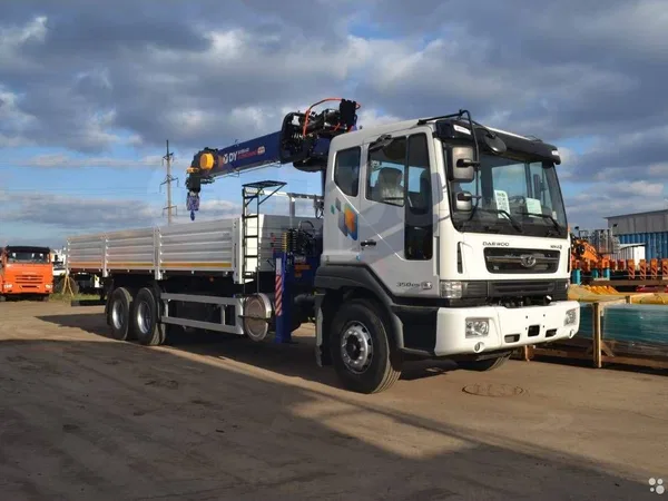 Бортовой грузовик с КМУ Daewoo Novus
