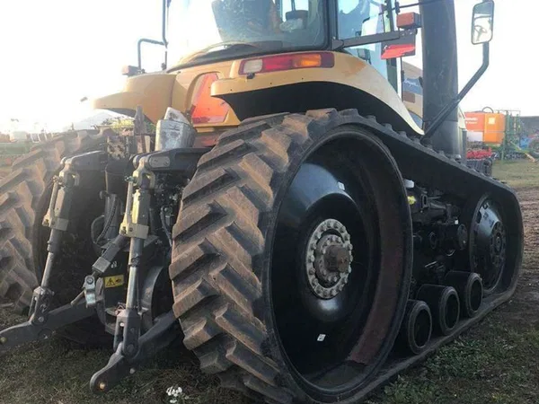 Гусеничный трактор Challenger MT765