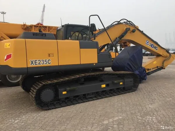 Гусеничный экскаватор XCMG XE235C
