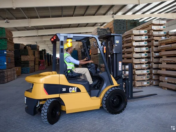 Вилочный погрузчик Caterpillar DP30NT