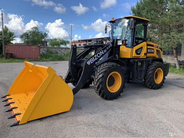 Фронтальный погрузчик BIZON 933
