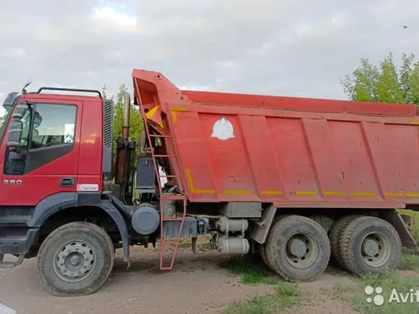 Самосвал Iveco Trakker