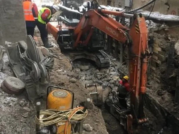 Гусеничный экскаватор Hitachi 240