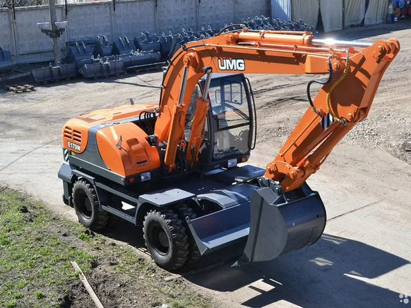 Колесный экскаватор UMG E170W
