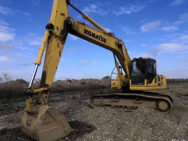 Гусеничный экскаватор Komatsu PC220-8M0