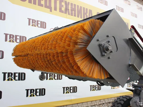 Коммунальная щетка на погрузчик