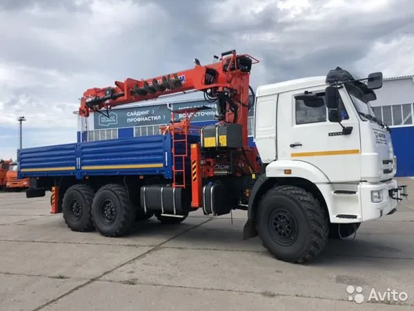 Бортовой грузовик с КМУ КамАЗ 43118 с КМУ Kanglim 2056 с буром