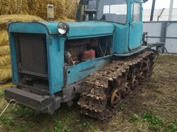 Гусеничный трактор Дт-75 с плугом