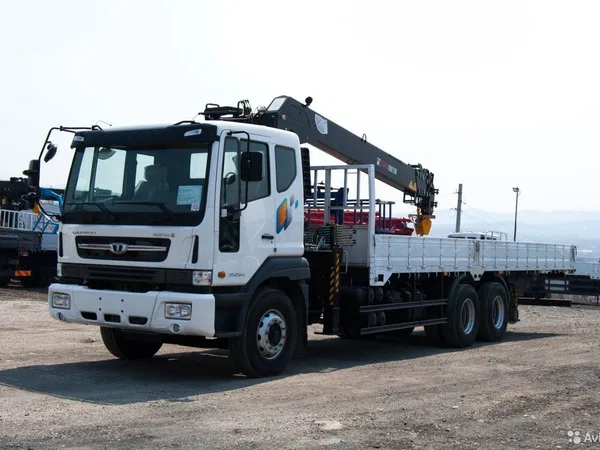 Бортовой грузовик с КМУ Daewoo Novus