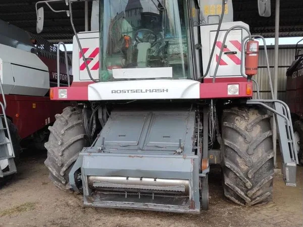 Зерноуборочный комбайн Ростсельмаш ACROS 530
