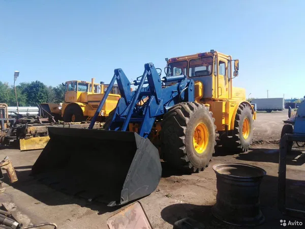 Фронтальный погрузчик Кировец К-700А