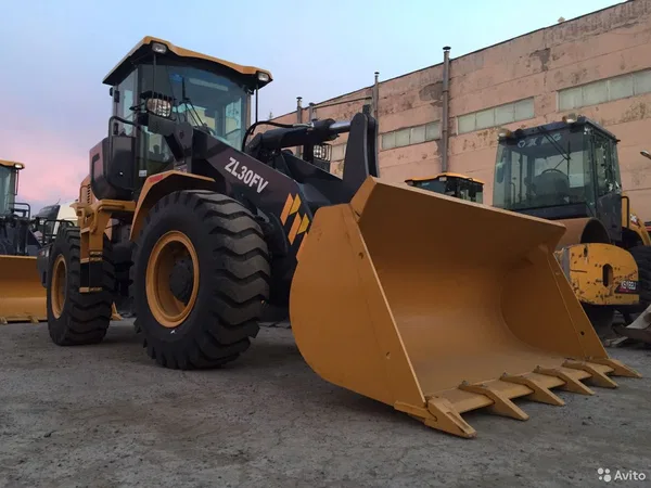 Фронтальный погрузчик XCMG ZL30FV
