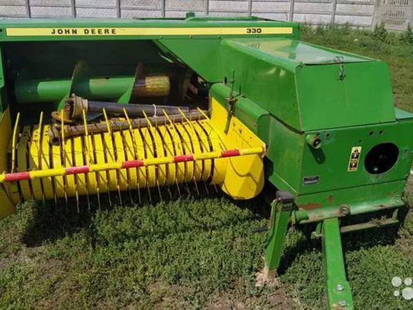 Пресс-подборщик John Deere 330