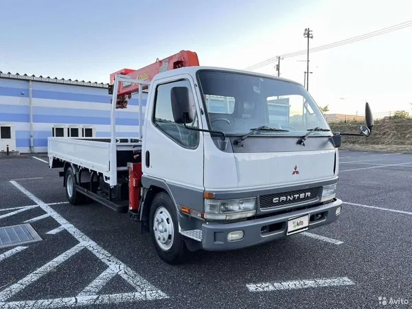 Бортовой грузовик с КМУ Mitsubishi Fuso Canter