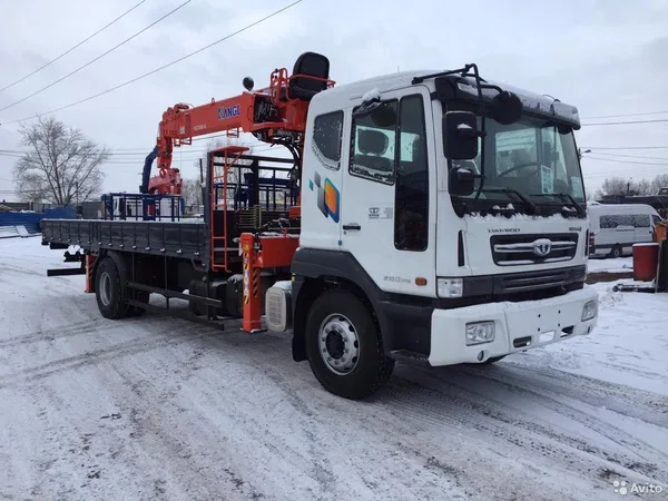 Бортовой грузовик с КМУ Daewoo Novus