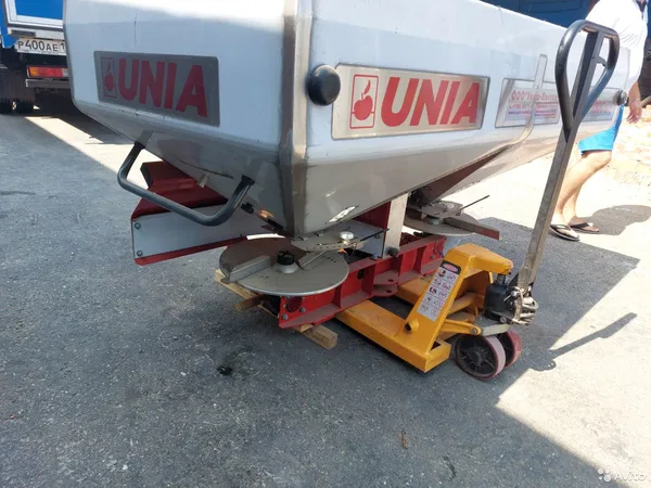Разбрасыватель удобрений Unia МХ-1000