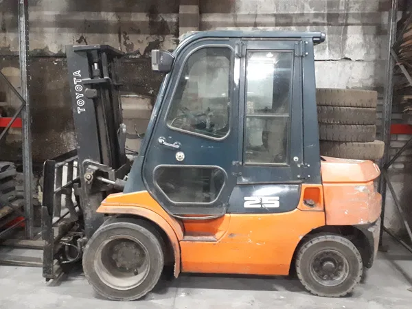 Вилочный погрузчик Toyota 7FD25