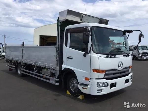 Бортовой грузовик Nissan Condor