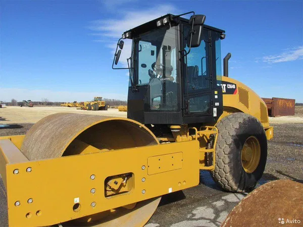 Грунтовый каток Caterpillar CS64B