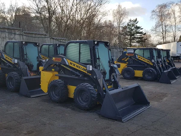 Мини-погрузчик New Holland L318