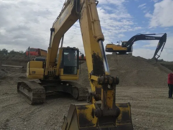 Гусеничный экскаватор Komatsu PC220-8M0