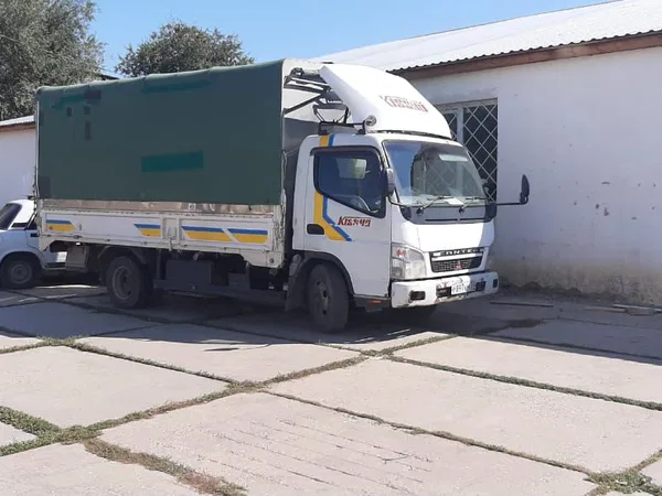 Тентованный автомобиль Mitsubishi Fuso Canter