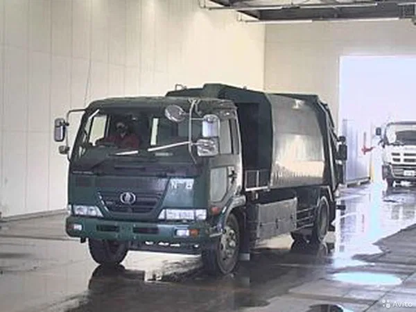 Мусоровоз Nissan Condor