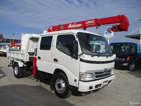 Бортовой грузовик с КМУ Toyota ToyoAce
