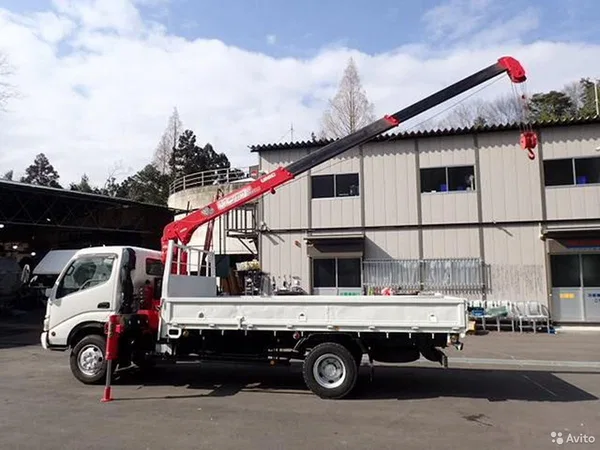 Бортовой грузовик с КМУ HINO 300 (Dutro)