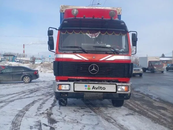 Тентованный грузовик Mercedec-Benz 2550L