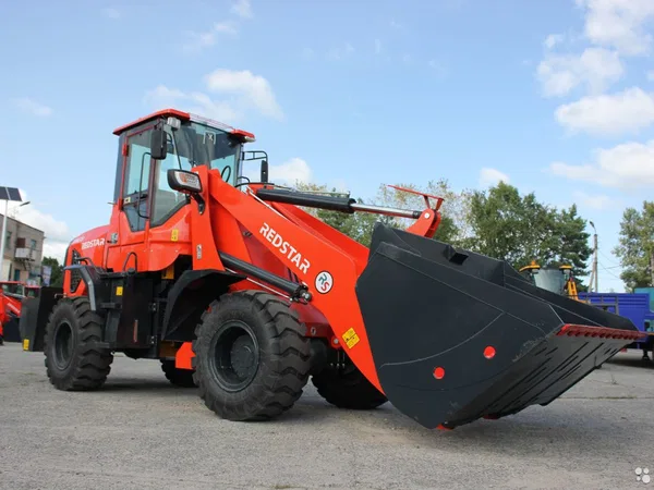 Фронтальный погрузчик RedStar 2500GTS