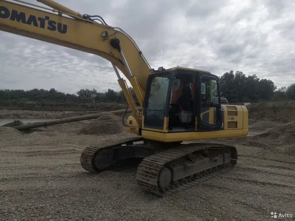 Гусеничный экскаватор Komatsu PC220-8M0