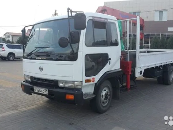 Бортовой грузовик с КМУ Nissan