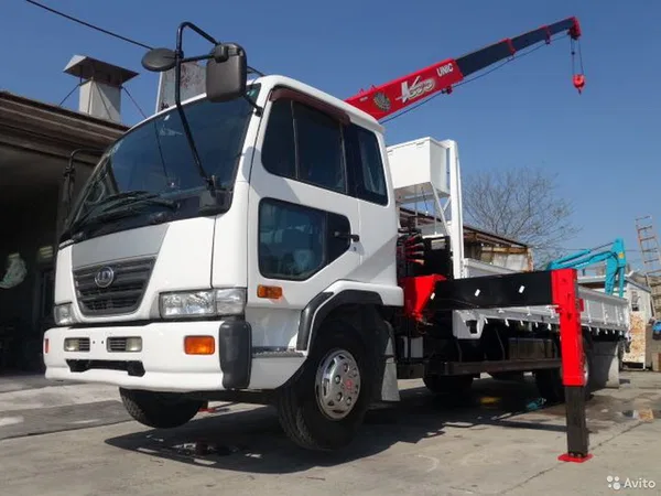Бортовой грузовик с КМУ Nissan Diesel Condor