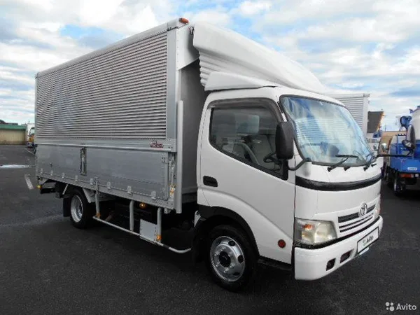 Промтоварный фургон Toyota Dyna