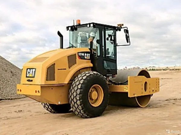 Грунтовый каток Caterpillar CS74B