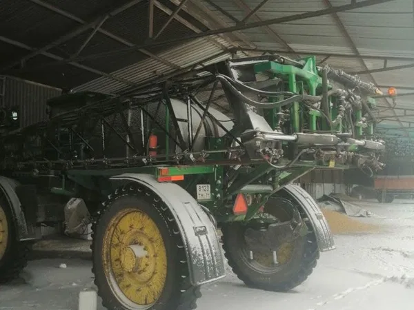 Самоходный опрыскиватель John Deere 4930