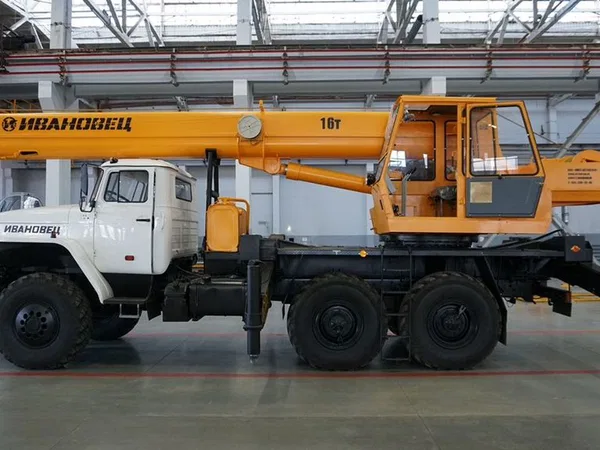 Автокран Ивановец КС-35714 на шасси УРАЛ 5557