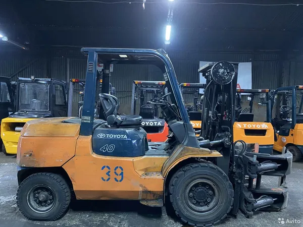 Вилочный погрузчик Toyota 02-7FD40