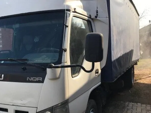 Тентованный автомобиль Isuzu NQR 71