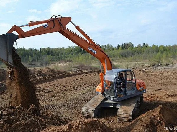 Гусеничный экскаватор UMG E220C