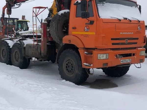 Седельный тягач КамАЗ 43118 с КМУ