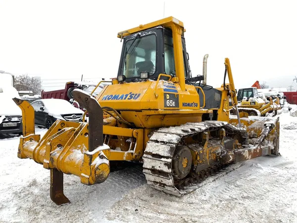 Гусеничный бульдозер Komatsu D65E-12