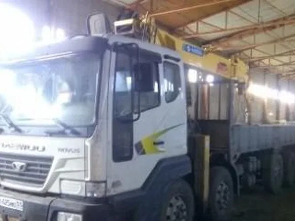Бортовой грузовик с КМУ Daewoo Novus