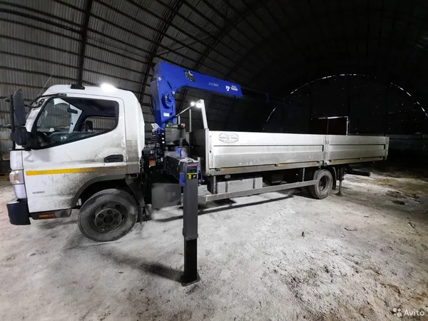 Бортовой грузовик с КМУ Mitsubishi Fuso Canter