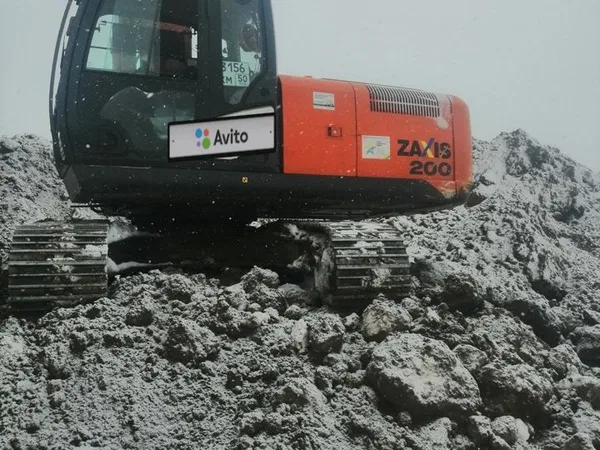 Гусеничный экскаватор Hitachi ZX200