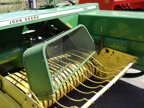 Пресс-подборщик John Deere 330